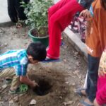 2015-10-24-shubhangi-planting-tree-on-her-bday--2_22632372365_o